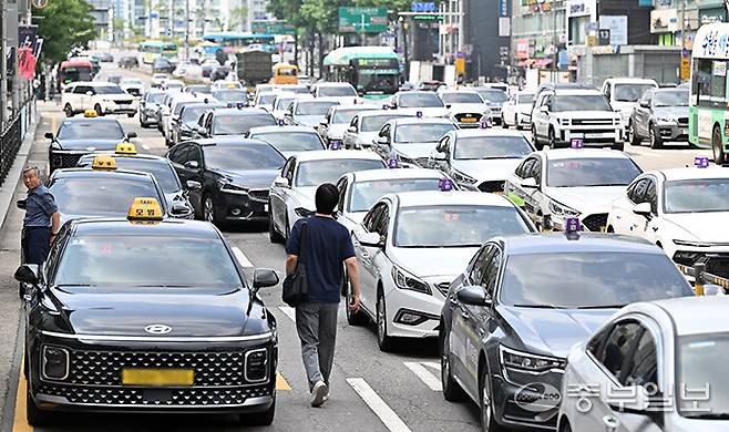 수원역 앞에 택시들이 길게 줄지어 서 있다. 노민규기자