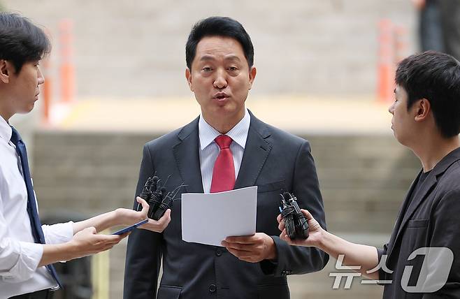 오세훈 서울시장이 17일 서울 서초구 서울중앙지방법원에서 열린 여론조사비 대납 의혹 관련 결심 공판에 출석하며 입장을 밝히고 있다. 2026.6.17 ⓒ 뉴스1 오대일 기자