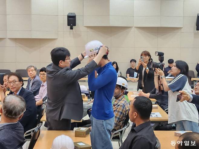 지난달 28일 광주시 서구 광주교통공사에서 광주도시철도 2호선 공사를 하는 시공업체 관계자 10명이 이주노동자들에게 이름이 적힌 안전모를 씌워주며 격려하는 이름 불러주기 행사가 진행됐다. 이형주 기자 peneye09@donga.com