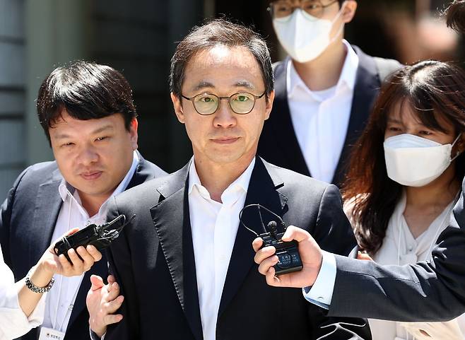 김오진 전 대통령실 관리비서관이 지난달 22일 서울 서울중앙지방법원에서 구속 전 피의자 심문(영장실질심사)을 받고 법정을 나서고 있다. 김 전 비서관은 대통령 관저 이전 공사 관련 불법 예산 전용 지시 혐의(직권남용 권리행사방해)로 지난 9일 불구속 기소됐다. 뉴스1