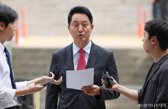(서울=뉴스1) 오대일 기자 = 오세훈 서울시장이 17일 서울 서초구 서울중앙지방법원에서 열린 여론조사비 대납 의혹 관련 결심 공판에 출석하며 입장을 밝히고 있다. 오 시장은 지난 2021년 서울시장 재보궐선거를 앞두고 정치 브로커 명태균 씨에게 총 10차례에 걸쳐 여론조사 결과를 제공받고 후원자 김 씨에게 3300만 원 상당의 비용을 대납하도록 한 혐의로 기소됐다. 2026.6.17/뉴스1 Copyright (C) 뉴스1. All rights reserved. 무단 전재 및 재배포, AI학습 이용 금지. /사진=(서울=뉴스1) 오대일 기자