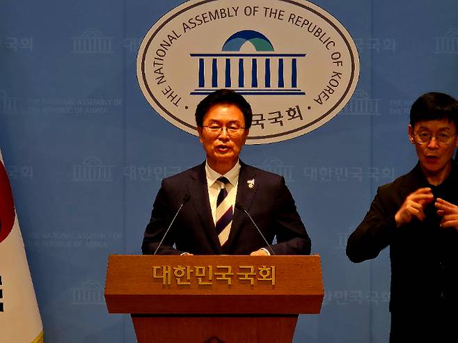 정진욱 더불어민주당 의원(광주 동남갑)은 18일 국회 소통관 기자회견에서 "완전한 반도체 산업클러스터를 만들고 청년 일자리를 제대로 창출하려면 반드시 핵심 제조공정인 전공정(FAB)이 와야 한다"고 밝혔다. 정진욱 의원실 제공