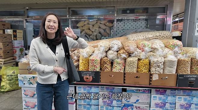 강주은이 강원 영월 서부시장에서 남편 최민수가 좋아하는 뻥튀기를 살펴보고 있다. 유튜브 채널 ‘깡주은’ 캡처