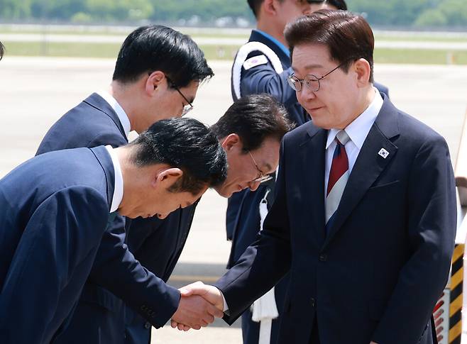 G7 정상회의와 유럽 순방을 마치고 귀국한 이재명 대통령이 18일 성남 서울공항에서 환영나온 정청래 더불어민주당 대표와 인사하고 있다. ⓒ연합뉴스