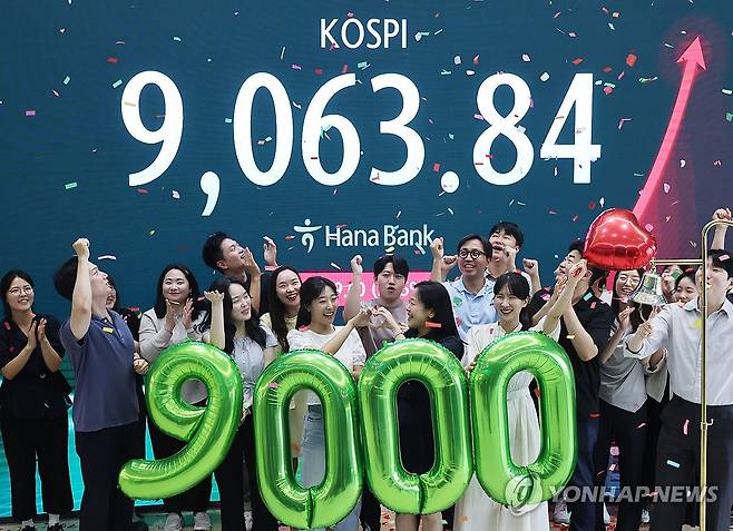 코스피, 사상 첫 9,000 돌파…자본시장 역사 새로 썼다 (서울=연합뉴스) 한종찬 기자 = 18일 서울 중구 하나은행 본점 딜링룸에서 직원들이 코스피 9000 돌파 축하 세레머니를 하고 있다. 이날 코스피는 199.60p(2.25%) 오른 9,063.84로 마감했다. 2026.6.18 saba@yna.co.kr