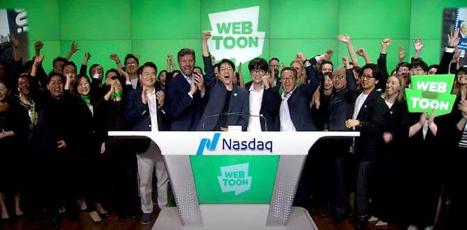 2024년 네이버웹툰의 본사인 웹툰 엔터테인먼트(WEBTOON Entertainment)가 미국 나스닥 증권거래소에 상장하는 행사에서 관계자들이 환호하고 있다.(사진=연합)