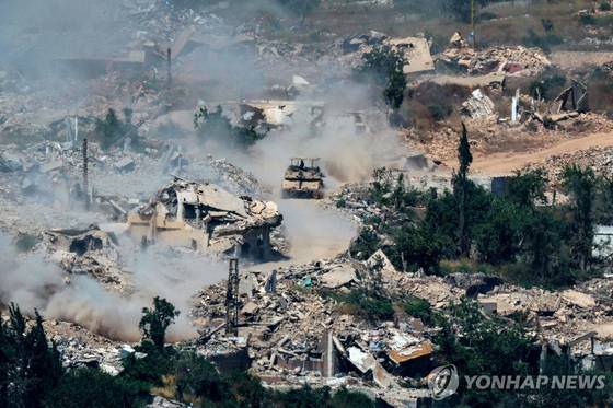 파괴된 레바논 남부를 지나가는 이스라엘 탱크 〈사진=AFP / 연합뉴스 〉