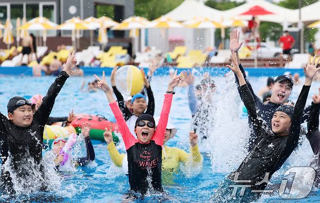 '도심 속 워터파크' 한강 수영장이 개장한 19일 서울 영등포구 여의도 한강공원 수영장을 찾은 어린이들이 물장구를 치며 더위를 식히고 있다. 2026.6.19 ⓒ 뉴스1 오대일 기자
