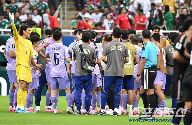 19일(한국시각) 멕시코 과달라하라 사포판의 에스타디오 과달라하라에서 열린 2026 북중미월드컵 대한민국과 멕시코의 경기. 선수들과 대화 나누는 홍명보 감독. 사포판(멕시코)=허상욱 기자wook@sportschosun.com/2026.06.19/