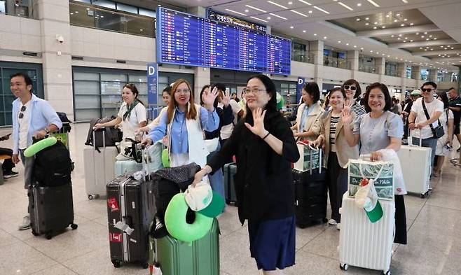 지난달 1일 인천국제공항 입국장에서 외국인 단체 관광객들이 가이드의 안내를 받으며 이동하고 있다. 사진은 기사의 특정 내용과 관련 없음. 연합뉴스
