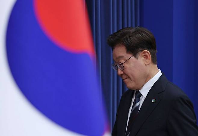 이재명 대통령이 19일 G7참석·유럽순방 결과 브리핑을 마친 뒤 청와대 춘추관 브리핑룸을 나서고 있다. 2026.6.19 연합뉴스