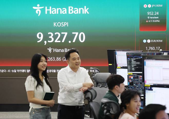 19일 서울 중구 하나은행 딜링룸 현황판에 주가 지수가 표시되고 있다. 코스피 지수는 이날 또 장중 사상 최고 기록을 썼다./연합뉴스