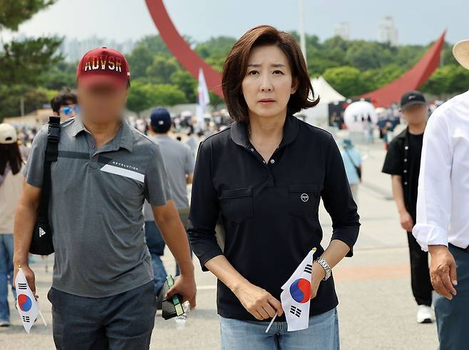 14일 국민의힘 나경원 의원이 6·3 지방선거 투표용지 부족 사태를 규탄하는 '개표소 봉쇄 시위'가 이어지고 있는 서울 송파구 올림픽공원 핸드볼경기장을 찾아 태극기를 들고 이동하고 있다. 연합뉴스