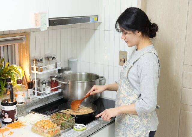 김지희 신성교회 사모가 지난 2월 사택에서 어르신 성도들을 위해 요리하고 있다. 햇살콩 제공