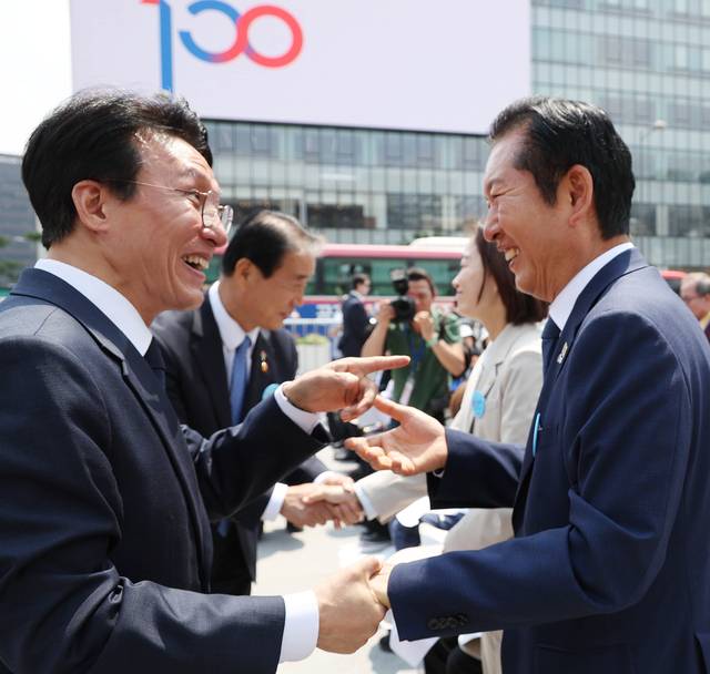 더불어민주당 차기 당 대표 경쟁자로 꼽히는 김민석(왼쪽) 국무총리와 정청래 민주당 대표가 10일 오전 서울 종로구 광화문광장에서 열린 제100주년 6·10 만세운동 기념식에서 만나 인사를 나누고 있다. 뉴시스