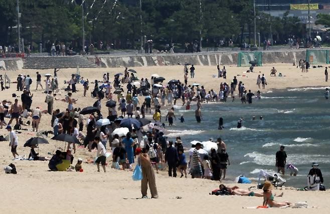 부산 해운대구 해운대해수욕장을 찾은 시민과 관광객들이 물놀이를 즐기고 있다. 뉴시스
