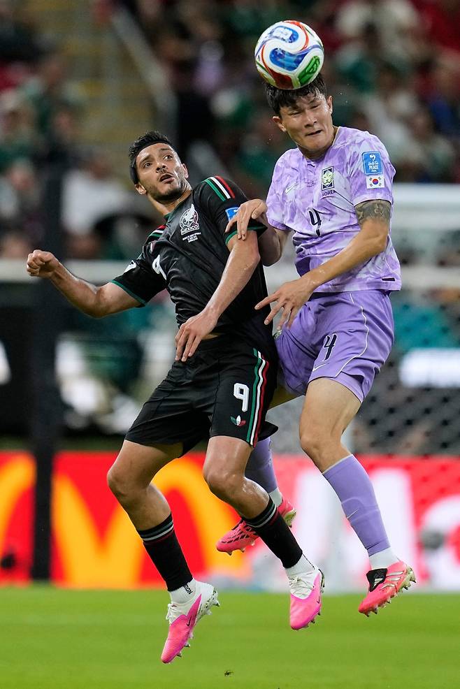 축구국가대표팀 수비수 김민재(오른쪽)가 19일(한국시간) 멕시코 할리스코주 과달라하라 스타디움서 열린 멕시코와 북중미월드컵 조별리그 A조 2차전 도중 라울 히메네스와 공중볼을 다투고 있다. 과달라하라|AP뉴시스