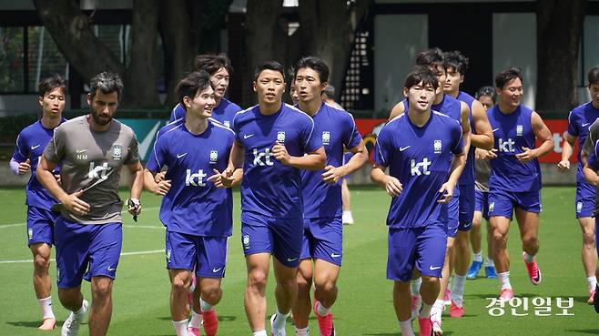 19일(현지시간) 멕시코 과달라하라 인근의 사포판 치바스 바예 베르데 훈련장에서 황희찬, 조규성, 배준호 등이 조깅하며 회복훈련을 소화하고 있다. 2026.6.19 /과달라하라(멕시코) 이영선기자 zero@kyeongin.com