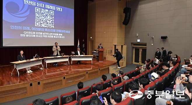 20일 오전 인천 연수구 송도 G타워 민원동 대강당에서 열린 민선 9기 인천시장직 인수위원회 시민 소통 간담회에서 박찬대 인천시장 당선인이 참석한 시민들의 현장 질의에 답변하고 있다. 정선식 기자