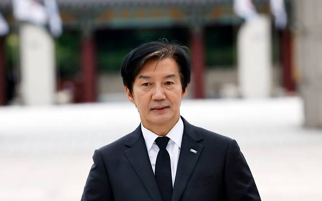 조국 전 조국혁신당 대표가 지난 17일 오후 광주 국립5.18민주묘역을 찾아 참배하기 위해 이동하고 있다./뉴스1