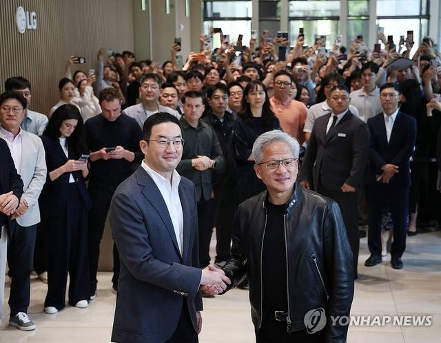 젠슨 황 엔비디아 최고경영자(CEO)가 지난 8일 서울 여의도 LG 트윈타워에서 구광모 LG그룹 회장과 만난 뒤 취재진을 향해 포즈를 취하고 있다. 연합뉴스
