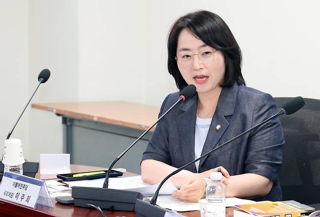 이주희 더불어민주당 원내대변인이 19일 여의도 국회의원회관에서 열린 모두의 참정권 강화를 위한 청년들의 제안 토론회에서 발언하고 있다. 뉴시스