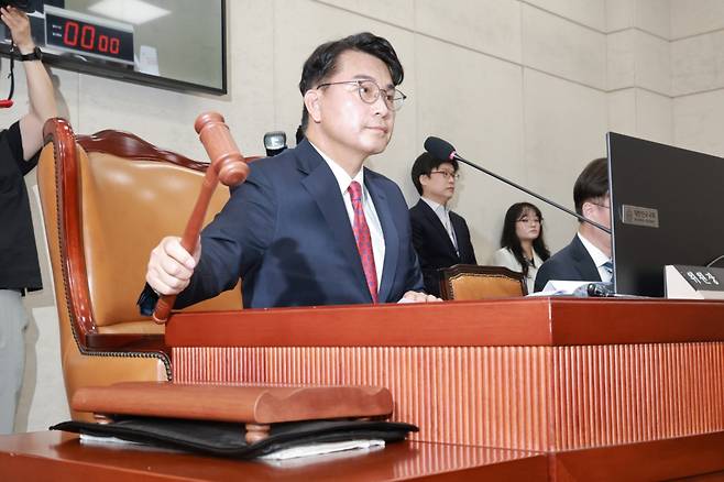 18일 국회에서 열린 제9회 전국동시지방선거 투표용지 부족 사태 등 국민 참정권 침해 진상규명 및 선거관리 개혁을 위한 국정조사 특별위원회 제1차 전체회의에서 위원장인 국민의힘 윤상현 의원이 간사 선임의 건을 의결하고 있다. 연합뉴스
