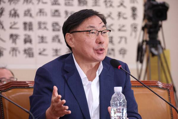▲이화영 전 경기도 평화부지사가 지난 10월2일 국회 법제사법위원회에서 열린 박상용 수원지검 부부장검사 '탄핵소추 사건' 청문회에 출석해 질의에 답변하고 있다. ⓒ연합뉴스