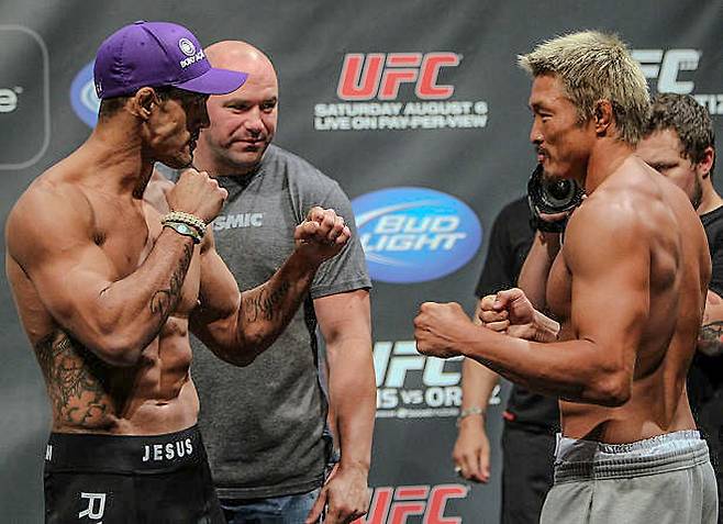 제4대 UFC 라이트헤비급 챔피언 비토르 베우포르트와 제14회 부산하계아시안게임 유도 금메달리스트 아키야마 요시히로(추성훈)가 2011년 8월 미국 펜실베이니아주 필라델피아 웰스파고 센터 코-메인이벤트 계체 후 마주 보고 있다. 가운데는 데이나 화이트 UFC 회장. 사진=TKO