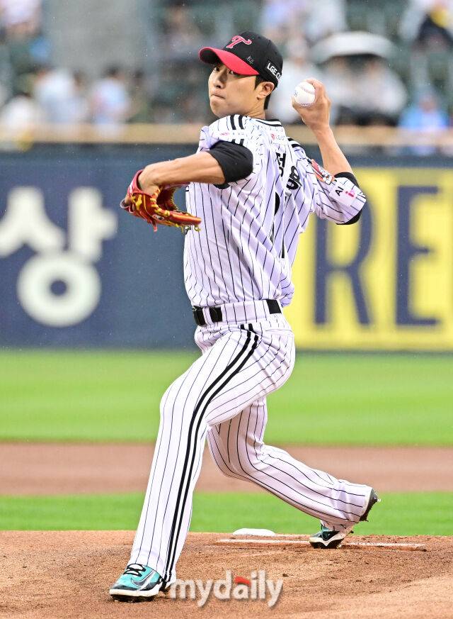 LG 선발투수 이정용이 역투하고 있다./잠실=유진형 기자