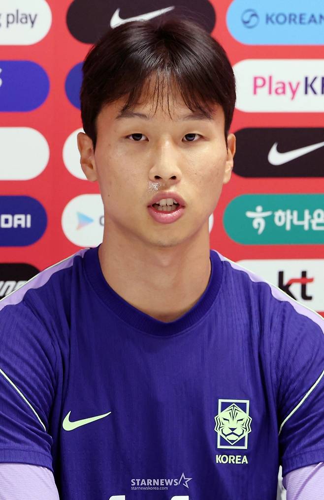 2026 북중미월드컵에 출전한 대한민국 축구 국가대표팀이 19일 멕시코 과달라하라 치바스 베르데 바예에서 회복 훈련을 진행했다. 암지성이 훈련에 앞서 취재진을 상대로 인터뷰에 응하고 있다. /사진=김진경 대기자