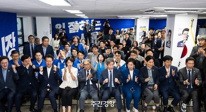이인영, 고민정을 비롯한 더불어민주당 의원들과 이재정 대한적십자사 경기도지사 회장, 정원오 더불어민주당 서울시장 후보 선거 캠프 관계자들이 6월 3일 서울 중구에 마련된 선거캠프 사무실에서 출구 조사 결과를 확인 후 환호하고 있다. /강윤중 기자