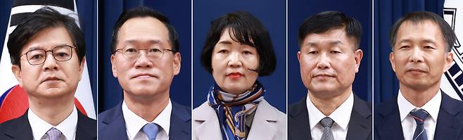 사진은 이날 강훈식 비서실장의 인사브리핑에 참석한 신임 참모들. 왼쪽부터 홍보소통수석 성기홍 전 연합뉴스 사장, 민정수석비서관 한찬식 김앤장법률사무소 변호사, 사회수석비서관 김경자 우석대 객원교수, 국가안보실 1차장 강건작 대통령직속 미래국방전략위원회 위원, 국가안보실 3차장 송기호 경제안보비서관. /연합뉴스