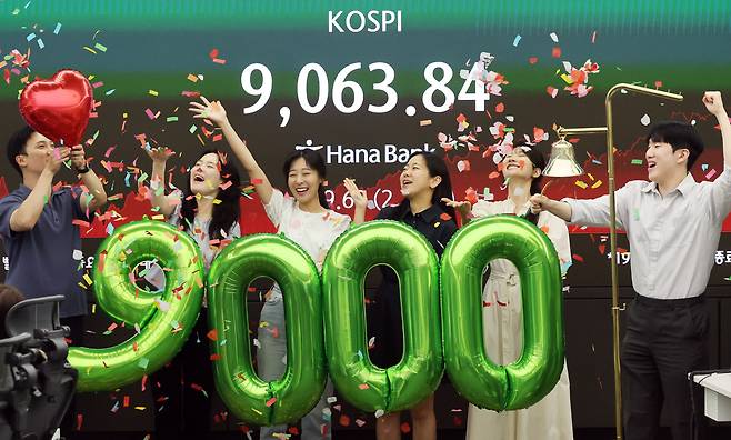 18일 서울 중구 하나은행 본점 하나인피니티서울에서 직원들이 코스피 9000 돌파 기념 타종 세리머니를 하고 있다.(뉴시스)