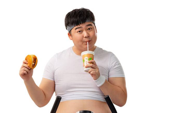 운동을 꾸준히 해도 식습관을 관리하지 않으면 살을 빼기가 힘들다. 사진=클립아트코리아