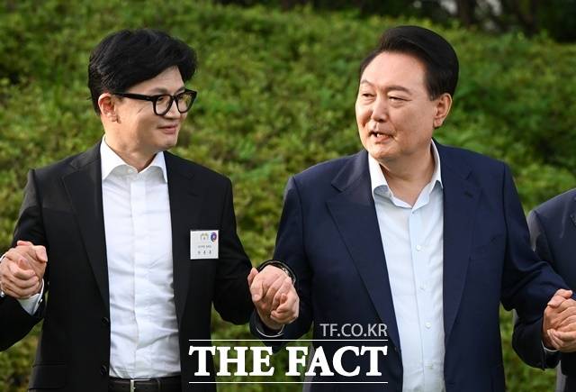 과거 전례를 살펴보면 대통령과 껄끄러운 관계의 인사가 정권 초기 전대에서 여당 대표로 선출되는 경우는 사실상 없었다. 윤석열 정부의 한동훈 대표, 박근혜 정부의 김무성 대표최고위원 등 대통령 입장에서 '불편한 당대표'가 등장한 시점은 통상 대통령 지지율 하락이 두드러지는 집권 3년 차 이후였다. 사진은 윤석열 당시 대통령이 2024년 7월 24일 서울 용산 대통령실 청사에서 국민의힘 신임 당 지도부 만찬에 앞서 한동훈 신임 당대표와 기념촬영을 위해 손을 잡은 모습. /뉴시스
