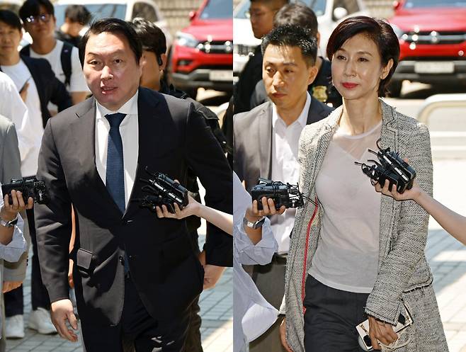 최태원 SK그룹 회장과 노소영 아트센터 나비 관장이 15일 서울 서초구 서울고법에서 열린 재산분할 파기환송심 2차 조정 기일에 출석하고 있다. 사진공동취재단