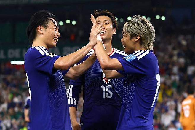 일본 축구 국가대표팀 선수들이 21일(한국시간) 멕시코 몬테레이 스타디움에서 열린 조별리그 F조 2차전 튀니지와의 경기에서 세 번째 골을 넣고 기쁨을 감추지 못하고 있다. 로이터=연합뉴스