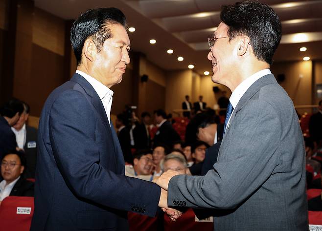 정청래 더불어민주당 대표와 김민석 국무총리가 21일 국회 의원회관에서 열린 6·3 지방선거 단체장 당선자 워크숍을 마친 뒤 악수하고 있다. 연합뉴스