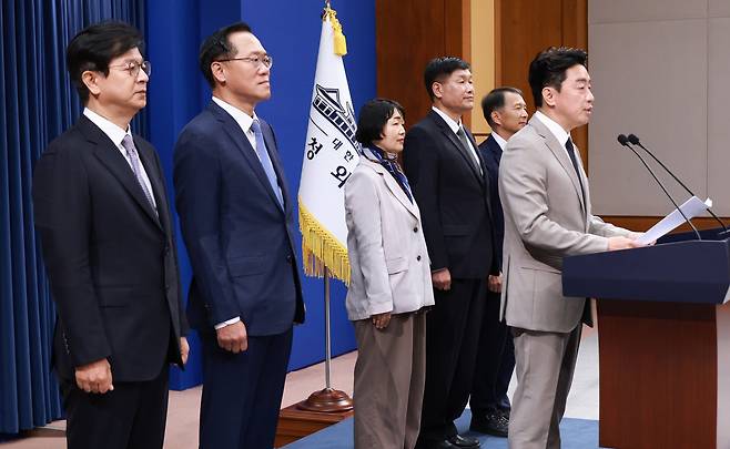 강훈식 비서실장이 21일 청와대 기자회견장에서 이재명 대통령이 새로 임명한 참모들과 인사 관련 브리핑을 하고 있다. 연합뉴스