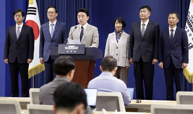 강훈식(왼쪽 세번째) 대통령 비서실장이 21일 청와대에서 참모진 인사를 발표했다. 이날 인사 발표를 통해 신임 홍보소통수석에 성기홍(왼쪽부터) 전 연합뉴스 대표이사 사장, 민정수석 한찬식 전 서울동부지검장, 사회수석 김경자 우석대 객원교수, 국가안보실 1차장 강건작 대통령직속 미래국방전략위 위원, 국가안보실 3차장 송기호 청와대 경제안보비서관이 임명됐다. /사진=뉴시스