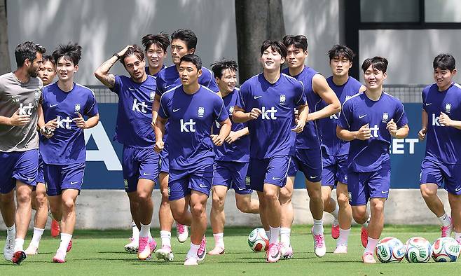 다시 힘차게 담금질 한국 축구국가대표팀 선수들이 20일 멕시코 과달라하라 인근 사포판의 치바스 바예 베르데 베이스캠프 훈련장에서 회복 훈련을 하고 있다. 사포판=뉴스1