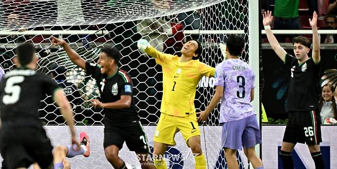 2026 북중미월드컵 A조 예선 대한민국 대 멕시코 경기가 19일(한국 시간) 멕시코 과달라하라 에스타디오 아크론에서 열렸다. 골키퍼 김승규가 후반전 볼을 잡는 순간 이기혁과 충돌하며 실점을 허용한 후 아쉬움을 터트리고 있다. /사진=김진경 대기자