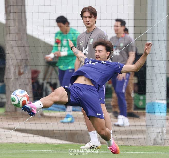 대한민국 축구 국가대표팀이 2026 북중미월드컵을 앞두고 8일 멕시코 과달라하라 치바스 베르데 바예에서 훈련을 진행했다. 옌스가 홍명보 감독이 지켜보는 가운데 패싱 훈련을 하고 있다, /사진=김진경 대기자