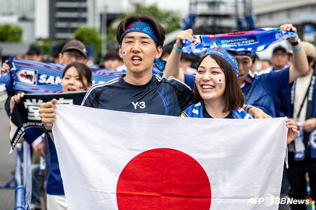 기뻐하는 일본 축구팬들. /AFPBBNews=뉴스1