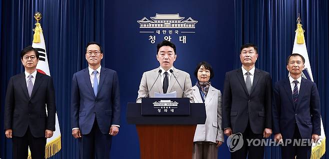 이재명 대통령, 신임 홍보수석 등 임명 (서울=연합뉴스) 한상균 기자 = 강훈식 비서실장이 21일 청와대 기자회견장에서 이재명 대통령이 새로 임명한 참모들과 인사 관련 브리핑을 하고 있다.
왼쪽부터 홍보소통수석 성기홍 전 연합뉴스 사장, 민정수석비서관 한찬식 김앤장법률사무소 변호사, 강 비서실장, 사회수석비서관 김경자 우석대 객원교수, 국가안보실 1차장 강건작 대통령직속 미래국방전략위원회 위원, 국가안보실 3차장 송기호 경제안보비서관. 2026.6.21 xyz@yna.co.kr