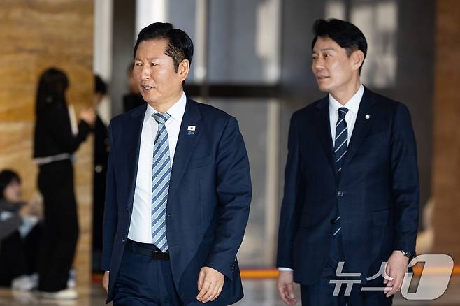 정청래 더불어민주당 대표가 25일 서울 여의도 국회에서 열린 비공개 의원총회에 참석하고 있다. 오른쪽은 한민수 당대표 비서실장. 2026.2.25 ⓒ 뉴스1 유승관 기자