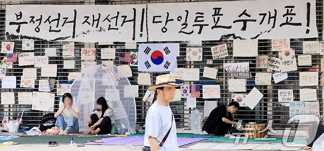 제9회 전국동시지방선거 투표용지 부족 사태를 규탄하는 개표소 봉쇄 시위가 계속된 22일 서울 송파구 올림픽공원 핸드볼경기장 개표소 출입구에 재선거를 요구하는 메시지가 붙어 있다. 2026.6.22 ⓒ 뉴스1 이호윤 기자