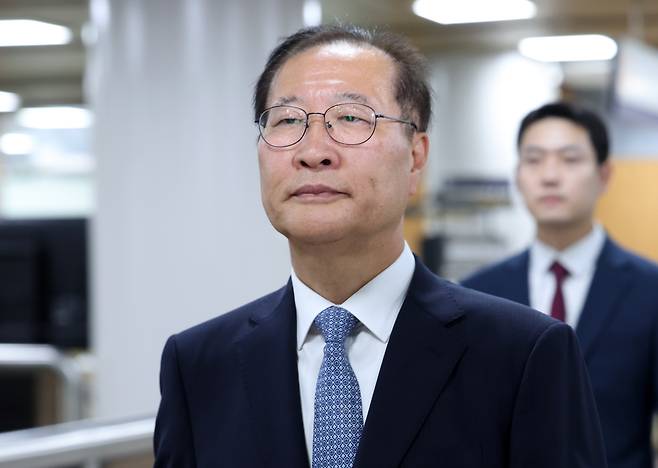 12·3 비상계엄 선포 과정에 가담하고 김건희 여사 관련 수사를 무마하려 한 혐의로 재판을 받고 있는 박성재 전 법무부 장관이 22일 오후 서울 서초구 서울중앙지방법원에서 열린 선고 공판에 출석하고 있다. /뉴시스
