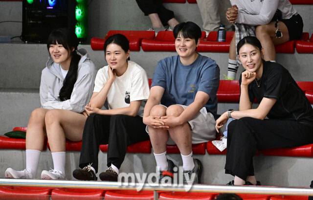 6월 16일 오후 충청북도 단양군체육관 서관에서 열린 '2026 한국실업배구연맹&프로배구퓨처스 챔피전 단양대회' 여자부 결승전, 현대건설과 수원특례시청의 경기. 현대건설 이한비, 김연견, 김희진, 배유나(왼쪽부터)가 관중석에서 후배들을 응원하고 있다./단양=유진형 기자